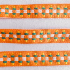Bordure brodée vintage de 4,6 m x 11 mm de large. Orange à carreaux verts, blancs et jaunes. Bordure en coton tissé. c. Années 1970-80
