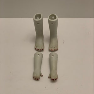 Par de brazos de muñeca vintage y uñas pintadas con piernas