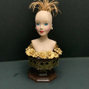 GODIVA arte de medios mixtos OOAK muñeca arte ensamblaje arte BOHO