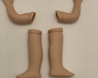 Puede incluir: Cuatro miembros de muñeca de porcelana sin pintar: dos brazos y dos piernas. Los brazos están doblados en el codo y tienen manos. Las piernas son rectas y tienen pies.
