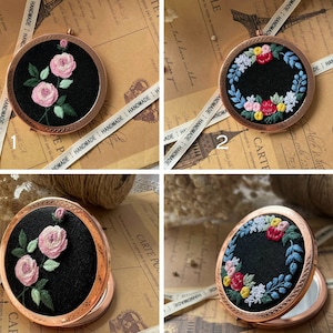 Peut inclure: Quatre miroirs compacts ronds, de couleur cuivre. Deux présentent des roses roses brodées sur fond noir, et deux autres des couronnes de fleurs. L'inscription "HANDMADE" figure sur un ruban blanc.