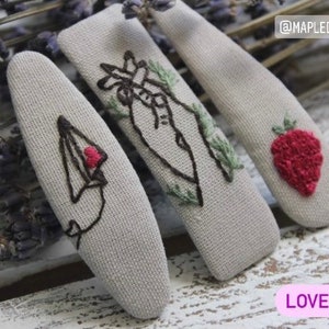 Hand bestickte Haarspange - M 7 cm - Love Story - Valentinstag Haar Accessoire für Frauen - Handgemachtes Geburtstagsgeschenk für Sie
