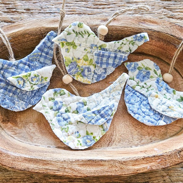 4er Set Upcycled Quilt Vogel Ornamente: Rustikales Frühlingsdekor