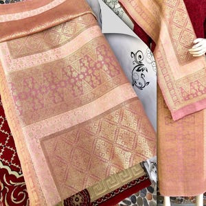 Pu&ograve; includere: Una collezione di tessuti con intricati motivi oro e rosa. I tessuti presentano disegni geometrici e floreali, con un focus sui bordi dettagliati. I tessuti sembrano far parte di un set pi&ugrave; ampio, forse per l'arredamento della casa o l'abbigliamento.