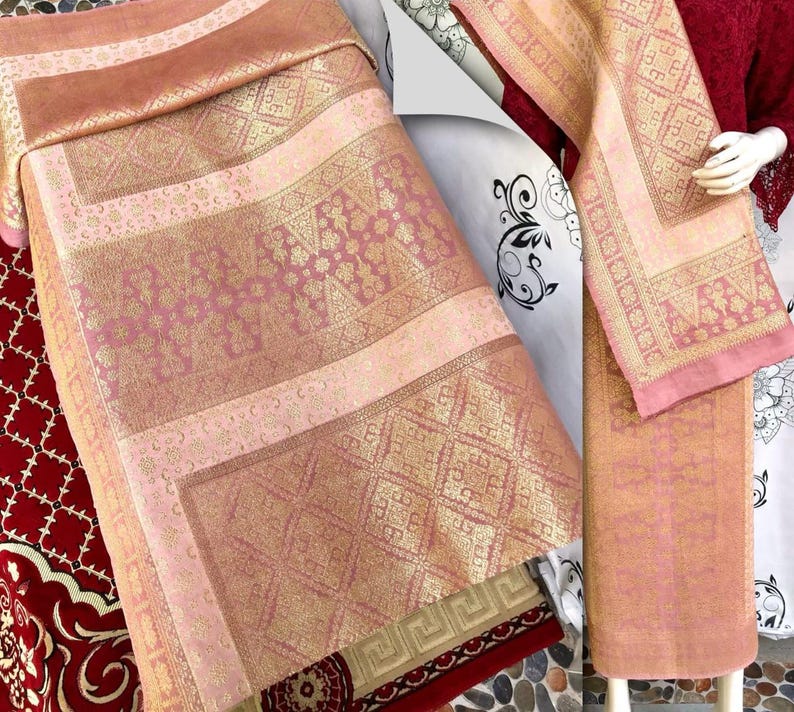 Pu&ograve; includere: Una collezione di tessuti con intricati motivi oro e rosa. I tessuti presentano disegni geometrici e floreali, con un focus sui bordi dettagliati. I tessuti sembrano far parte di un set pi&ugrave; ampio, forse per l'arredamento della casa o l'abbigliamento.