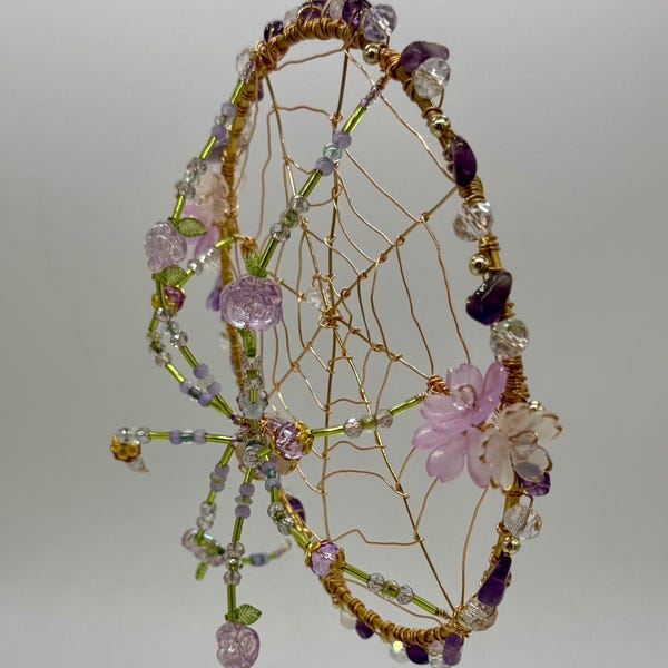 Atrapasueños de lavanda, atrapasoles, colgante de pared hecho a mano con cuentas, decoración de cristal de amatista y flores, adorno de ventana estilo Fairycore