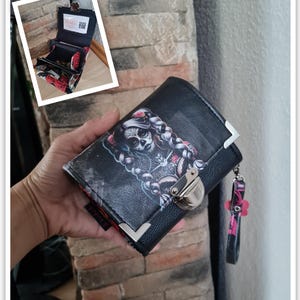 Cartera con compartimento para fotografías.
