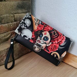 Una billetera XL con compartimentos para fotos.