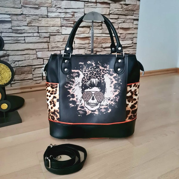 Eine Tasche mit Skull Leoparden Rockabilly Motiv