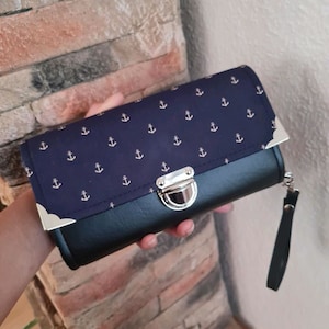 Una billetera XL con compartimentos para fotos y motivo de ancla.