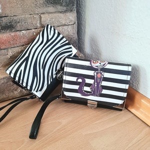 Cartera con compartimento para fotografías.