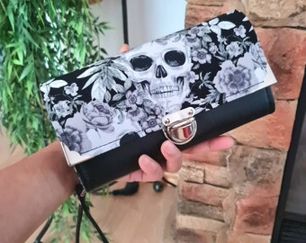 An XL wallet with all-round zipper coin pocket