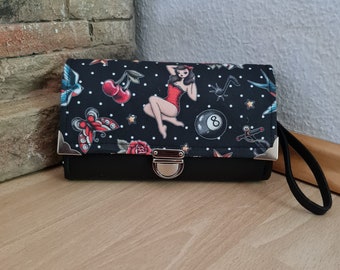 Eine XL Geldbörse mit Rockabilly Pin Up Motiv