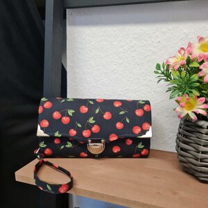 Cartera XL con motivo de cereza y compartimentos para fotos.