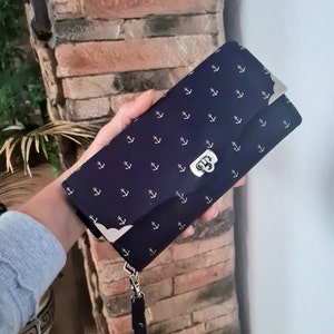 Una billetera XL con compartimentos para fotos.