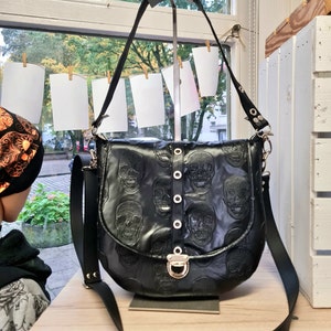 Bolso con Calavera en polipiel 3D.