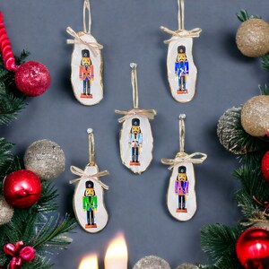 Aangepaste kerstversieringen oesterschelpen, ontwerpen notenkraker soldaat in vijf kleuren, kerstdecoratie aan de kust, afzonderlijk of als complete set