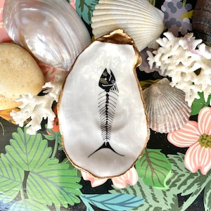 Plato para joyas, plato para anillos, esqueleto de pez, concha de ostra decorada con decoupage, decoración de Halloween, decoración para casa de playa, decoración costera, plato para anillos imagen 5