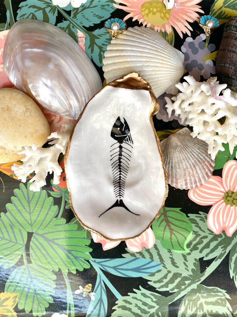 Plato para joyas, plato para anillos, esqueleto de pez, concha de ostra decorada con decoupage, decoración de Halloween, decoración para casa de playa, decoración costera, plato para anillos imagen 5