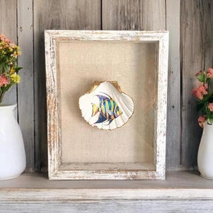 Coquille Saint-Jacques à découpage, art mural déco côtier, coquillages encadré, boîte d&#39;ombre de coquillage, décoration de maison de plage, art de coquillage, art de poissons tropicaux