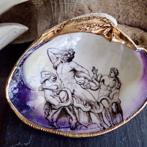 Laokoon und seine Söhne, Muschelschale, Decoupage-Muschel, Schmuckstück, Ringschale, Muschelkunst, Laokoon-Gruppe, Mythologiekunst, berühmtes Kunstgeschenk