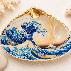 Talerz w kształcie muszli małży Great Wave | Upominek dla gości weselnych na plaży | Dekoracja ślubna w stylu marynistycznym | Prezent dla druhny, muszla zdobiona techniką decoupage ze złotem, wystrój japoński