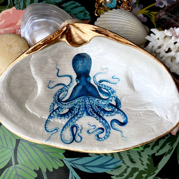 Octopus Decoupage Clam Shell, Octopus Art, Blauw en Wit Cadeau, Ring Dish, Painted Seashell Trinket Dish, Nautical Home Accent, Display Stand