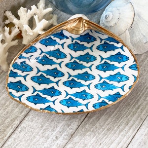 Piatto di conchiglie di conchiglie di pesce blu e bianco decoupage, piatto di conchiglie di mare, arredamento costiero, piatto di gingilli di gioielli di conchiglia oro, regalo nautico, accento domestico immagine 3