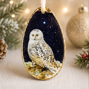 Enfeite de Natal Coruja-das-Neves em Concha de Ostra, Enfeite Costeiro Artesanal, Presente para Amantes de Pássaros, Decoração Natalina com Tema da Natureza, Conjunto de Enfeites de Pássaros Colecionáveis