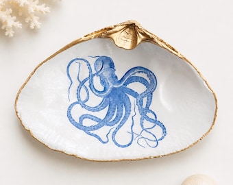 Plato de concha de almeja con decoupage de pulpo azul • Plato para joyas con borde dorado • Decoración costera • Regalo náutico de playa • Cuenco para joyas para amantes del océano