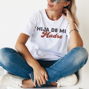 Regalo di Natale per Figlia, Magliette Spagnole, Hija de mi Madre Camicia Divertente, Playera Chola Ragazza Espanol, Camicia Mexicana, Detto Sarcastico