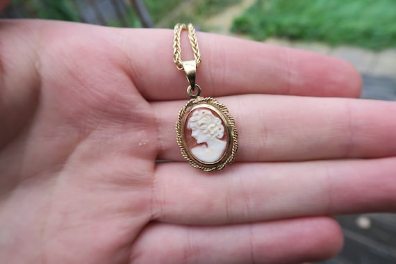 Antique Solid gold 9ct Cameo pendant from 60s