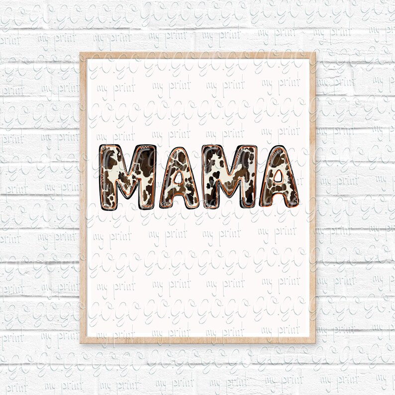 Puede incluir: Una impresi&oacute;n enmarcada con la palabra "MAMA" en letras marrones y blancas con estampado de vaca. Las letras tienen un contorno dorado.