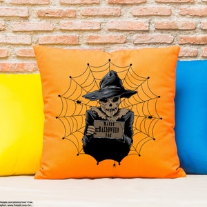 K&ouml;nnte beinhalten: Ein orangefarbenes Kissen mit einem gruseligen Halloween-Motiv. Ein Skelett mit Hexenhut h&auml;lt ein Schild mit der Aufschrift "Happy Halloween Day" und ist von einem Spinnennetz umgeben.
