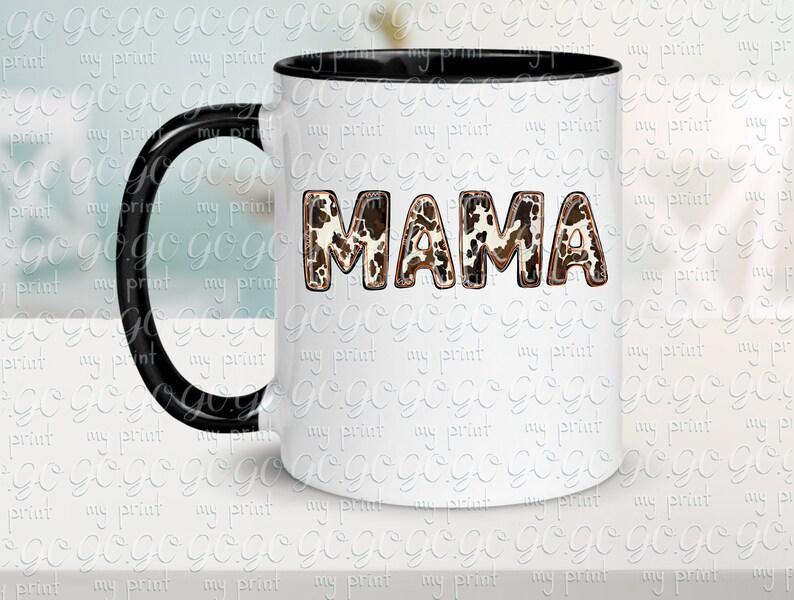 Puede incluir: Taza de caf&eacute; de cer&aacute;mica blanca con asa negra y borde negro. La taza tiene un dise&ntilde;o de estampado de vaca marr&oacute;n y blanco con la palabra "MAMA" en letras marrones.
