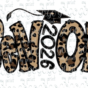 Puede incluir: Un diseño de estampado de leopardo negro y marrón con la palabra "Senior" y el año "2023" en negro. Un gorro de graduación está por encima de la palabra "Senior".