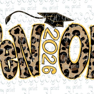 以下が含まれることがあります： ヒョウ柄のグラフィックに「Senior」の文字と金色の「2023」の年号が書かれています。卒業帽が「Senior」の文字の上にあります。