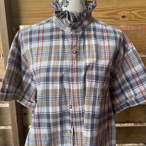 Camisa de hombre reciclada con cuello de volantes