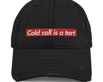 Puede incluir: Gorra de béisbol negra desgastada con un parche bordado rojo y blanco que dice "Cold call is a tort."