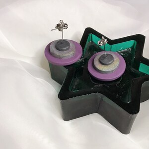 Lila und Holografische Fliegende Scheiben | Polymer Clay Ohrringe | Lange Baumeln | UFO Disc |