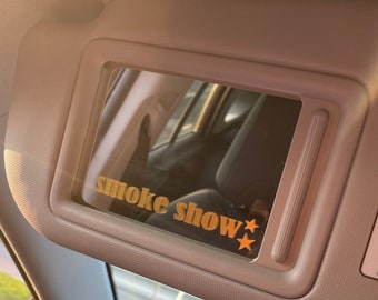 Calcomanía para auto Smoke Show, calcomanía para espejo, afirmación, regalo para damas de honor, humor, pegatina de vinilo, espejo de maquillaje, calcomanía para espejo retrovisor