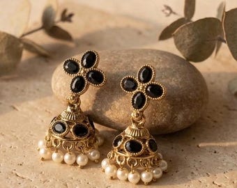 Mini brincos Jhumka Polki, pequenos brincos Jhumka Kundan dourados, joias indianas delicadas para noivas, brincos minimalistas étnicos, brincos Jhumka com pérolas.