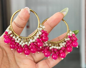 Orecchini a cerchio rosa acceso con perline / Cerchi dorati ispirati alla tecnica Kundan con perle / Gioielli etnici di tendenza / Orecchini tradizionali indiani di Bali