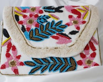 Handgemachte Floral Perlen Boho Clutch, Weiß Canvas Umschlag Tasche mit Fransen, ethnischen Potli Style Crossbody, Boho Braut Sommer Geldbörse