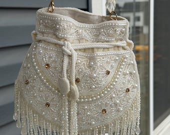 Bolso Potli de terciopelo blanco hecho a mano con intrincados bordados de perlas y cristales / Bolso de mano de lujo para novias con cordón / Bolso de mano festivo para bodas para mujeres, étnico