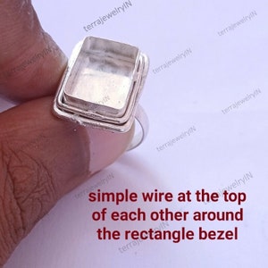 Op de afbeelding: Zilveren ring met een rechthoekige bezel. De bezel is gemaakt van meerdere lagen draad die aan de bovenkant in elkaar gedraaid zijn.
