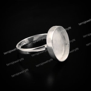 Peut inclure: Bague en argent avec une monture ronde en bélière. La bague est conçue pour recevoir une pierre en cabochon.