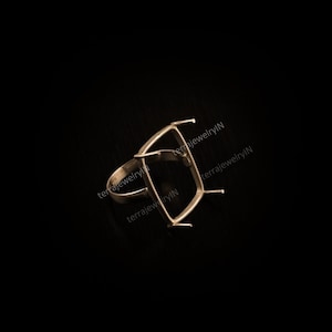 Puede incluir: Engaste de anillo de plata con bisel rectangular para una piedra preciosa. El engaste tiene garras en los lados y en la parte posterior.