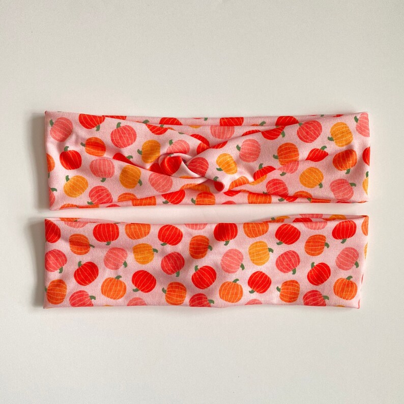 Puede incluir: Una diadema rosa con un patr&oacute;n de calabazas naranjas y rosas. La diadema est&aacute; hecha de un tejido suave y el&aacute;stico y es perfecta para a&ntilde;adir un toque de estilo oto&ntilde;al a cualquier atuendo.