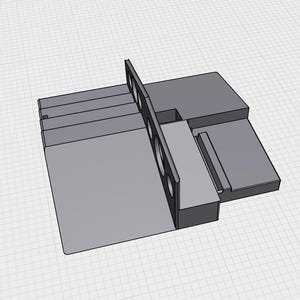 Könnte beinhalten: Ein graues, 3D-gerendertes Objekt mit rechteckiger Basis und vertikaler Komponente mit kreisförmigen Aussparungen. Das Design umfasst abgestufte Plattformen und einen erhöhten Abschnitt, was auf ein mechanisches oder architektonisches Modell hindeutet.